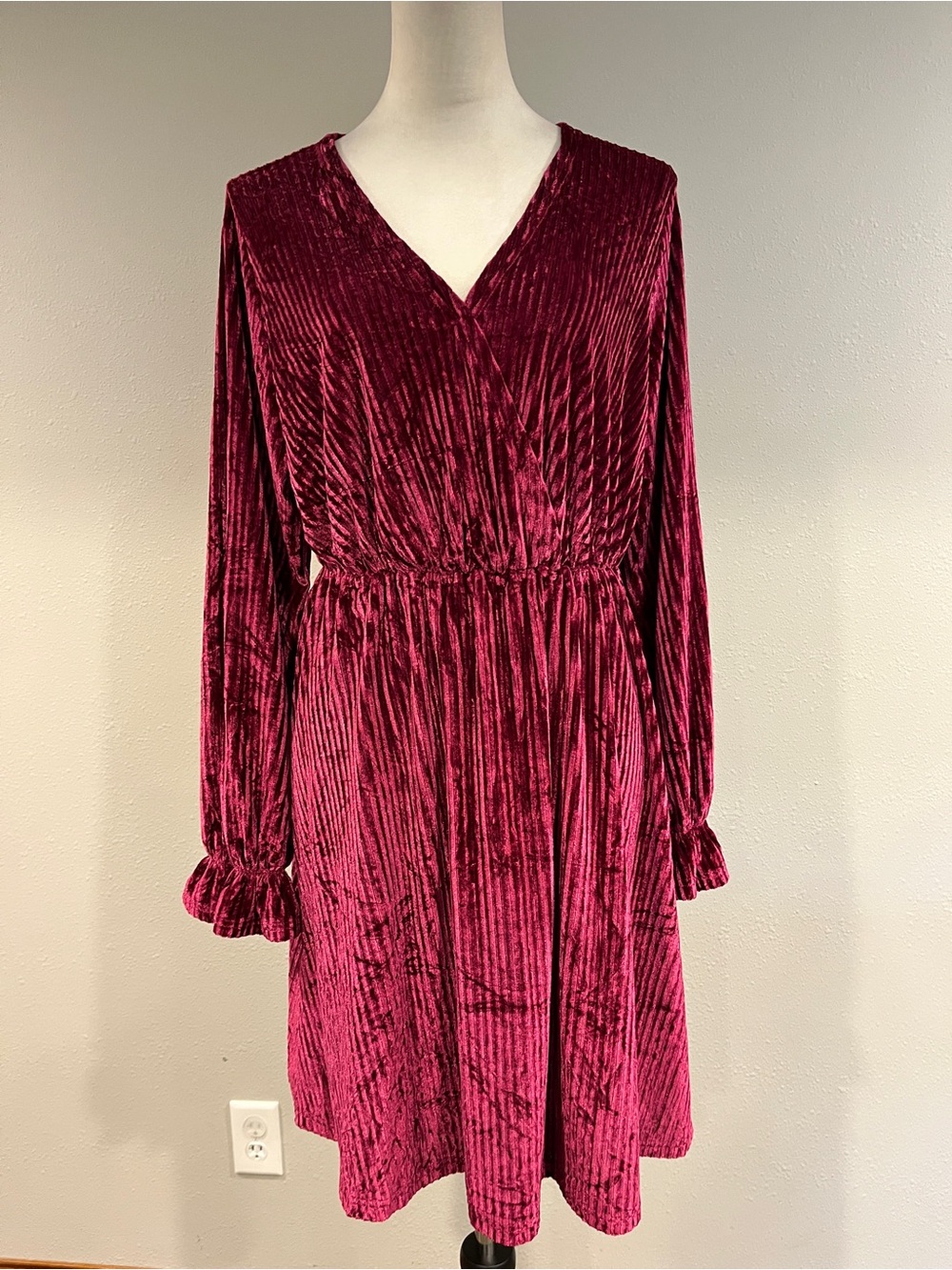 Women's Velvet V-Neck Long Sleeve Dress Berry color size medium